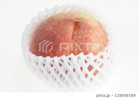 新鮮な桃　なつっこ　山梨県産 128936589