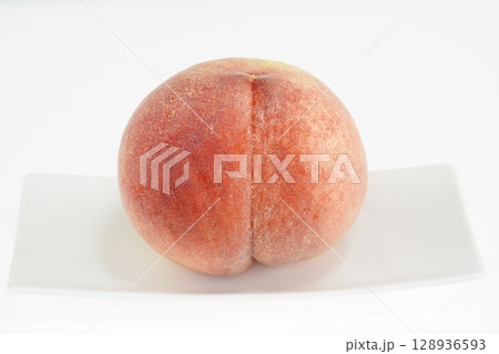 新鮮な桃　なつっこ　山梨県産 128936593