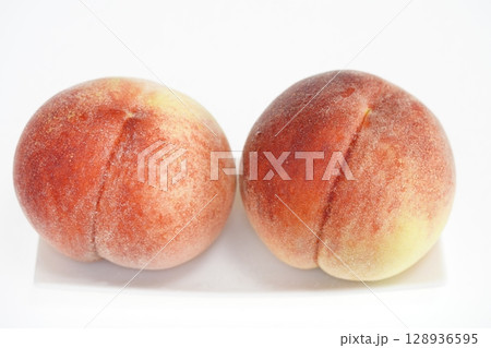 新鮮な桃　なつっこ　山梨県産 128936595