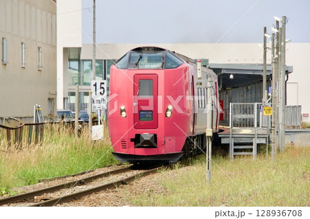 宗谷線、稚内駅を出発する特急サロベツ 宗谷線、稚内駅を出発する特急サロベツ 128936708