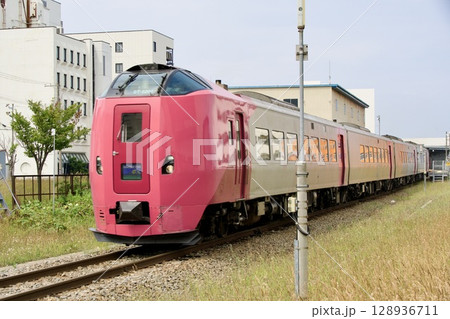 宗谷線、稚内駅を出発する特急サロベツ 128936711