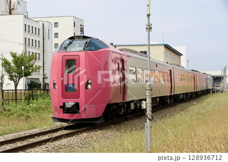 宗谷線、稚内駅を出発する特急サロベツ 128936712