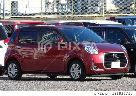 駐車場に並んだ赤い自動車(トヨタ・パッソ 3代目 MODA ）  128936716