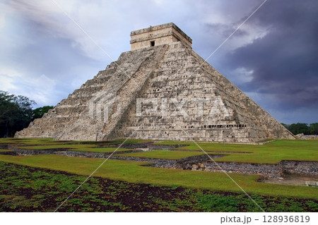 Chichen Itza el Castillo Kukulcan Mayan Mexico Chichen Itza el Castillo Kukulcan Mayan Mexico 128936819