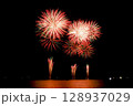夏の夜空に咲く花火 128937029