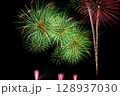 夜空に咲く花火 128937030