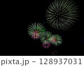 夏の夜空に咲くカラフルな花火 128937031