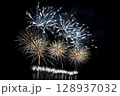 夏の夜空に咲く花火 128937032