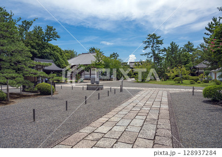 京都 広隆寺の境内風景 京都 広隆寺の境内風景 128937284