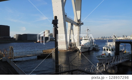 大阪市営渡船で海を渡る　天保山の風景⑤ 128937298