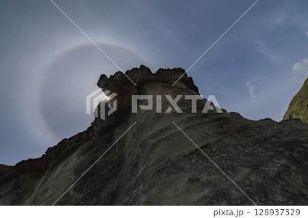 ニュージーランド　ホークス・ベイのトゥティラにあるベル・ロックと太陽にかかるハロ現象 128937329