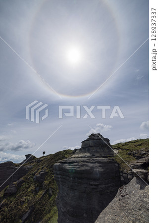ニュージーランド　ホークス・ベイのトゥティラにあるベル・ロックと太陽にかかるハロ現象 128937337