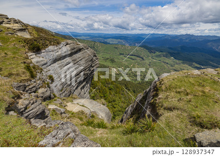 ニュージーランド　ホークス・ベイのトゥティラにあるベル・ロックからの風景 128937347