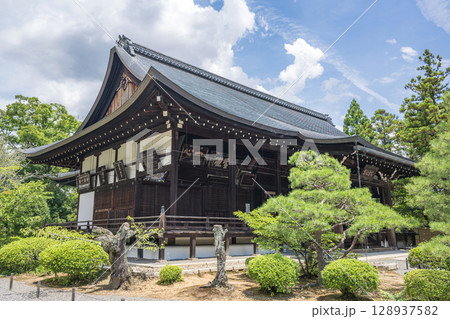 京都 広隆寺 上宮王院太子殿の風景 128937582