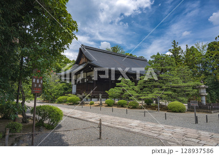 京都 広隆寺 上宮王院太子殿の風景 128937586