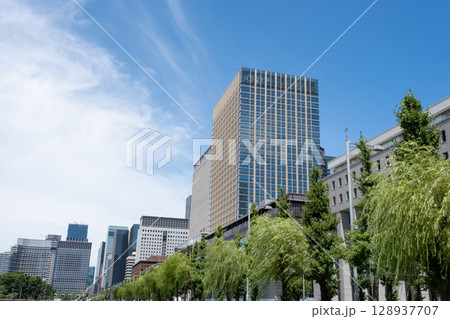 皇居前広場から見たオフィスビル群 皇居前広場から見たオフィスビル群 128937707