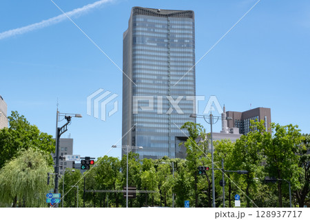 皇居前広場から見た高層ビル 皇居前広場から見た高層ビル 128937717