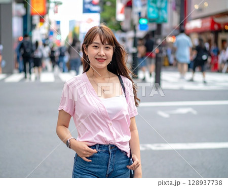 街中で立つ若いギャル 128937738