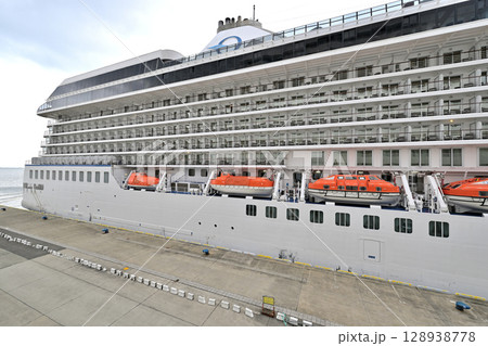 神戸港に停泊中のクルーズ船 「オーシャニア・リビエラ (Oceania Riviera) 」 神戸港に停泊中のクルーズ船 「オーシャニア・リビエラ (Oceania Riviera) 」 128938778
