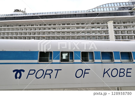 神戸港に停泊中のクルーズ船 「オーシャニア・リビエラ (Oceania Riviera) 」 神戸港に停泊中のクルーズ船 「オーシャニア・リビエラ (Oceania Riviera) 」 128938780