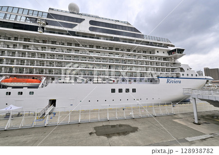 神戸港に停泊中のクルーズ船 「オーシャニア・リビエラ (Oceania Riviera) 」 神戸港に停泊中のクルーズ船 「オーシャニア・リビエラ (Oceania Riviera) 」 128938782