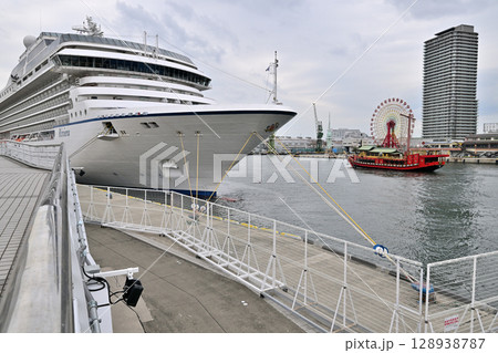 神戸港に停泊中のクルーズ船 「オーシャニア・リビエラ (Oceania Riviera) 」 神戸港に停泊中のクルーズ船 「オーシャニア・リビエラ (Oceania Riviera) 」 128938787