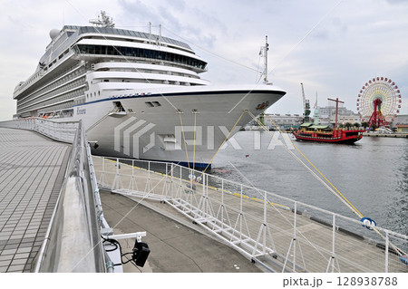 神戸港に停泊中のクルーズ船 「オーシャニア・リビエラ (Oceania Riviera) 」 神戸港に停泊中のクルーズ船 「オーシャニア・リビエラ (Oceania Riviera) 」 128938788