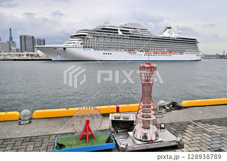 神戸港に停泊中のクルーズ船　「オーシャニア・リビエラ (Oceania Riviera) 」 128938789