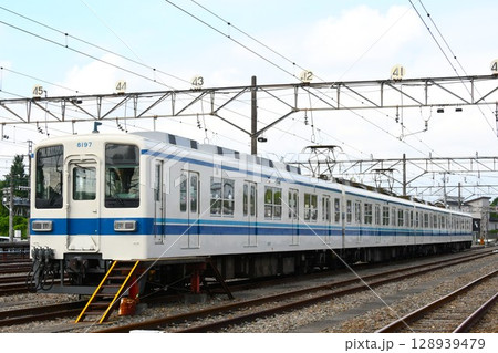 車両基地に停車する東武鉄道8000系 車両基地に停車する東武鉄道8000系 128939479