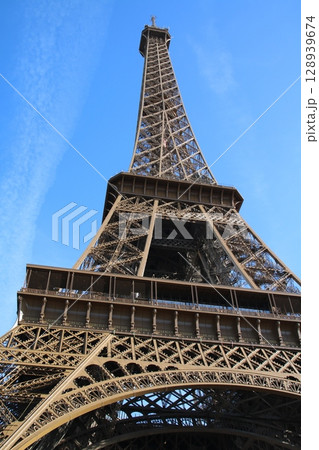 青空に映えるエッフェル塔の縦構図写真(フランス・パリ) 青空に映えるエッフェル塔の縦構図写真(フランス・パリ) 128939674