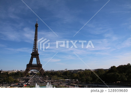 青空に映えるエッフェル塔の絶景 – パリの象徴を美しく切り取った風景写真 青空に映えるエッフェル塔の絶景 – パリの象徴を美しく切り取った風景写真 128939680