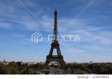 青空に映えるエッフェル塔の絶景 – パリの象徴を美しく切り取った風景写真 青空に映えるエッフェル塔の絶景 – パリの象徴を美しく切り取った風景写真 128939681