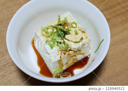 シンプル豆腐料理の冷奴 シンプル豆腐料理の冷奴 128940521