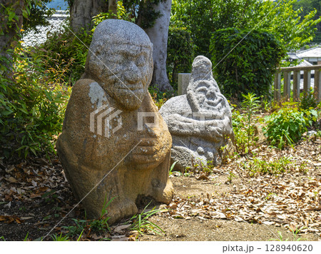 明日香の猿石　静けさにたたずむ僧と男 128940620