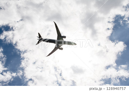 青空の下を上昇していく旅客機 ロンドン郊外のヒースロー空港近くにて 青空の下を上昇していく旅客機 ロンドン郊外のヒースロー空港近くにて 128940757