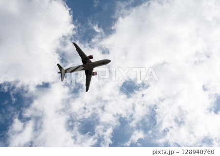 青空の下を上昇していく旅客機 ロンドン郊外のヒースロー空港近くにて 青空の下を上昇していく旅客機 ロンドン郊外のヒースロー空港近くにて 128940760