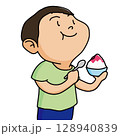 かき氷いちご味を食べる男の子 128940839