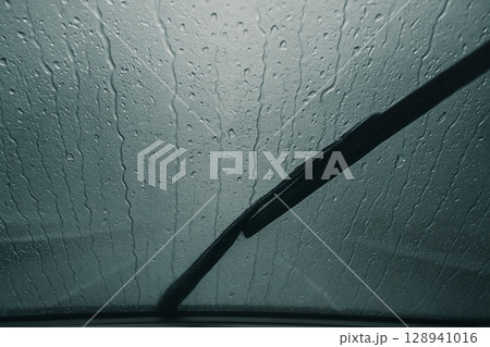 大雨の中の車のフロントガラスとワイパー 128941016