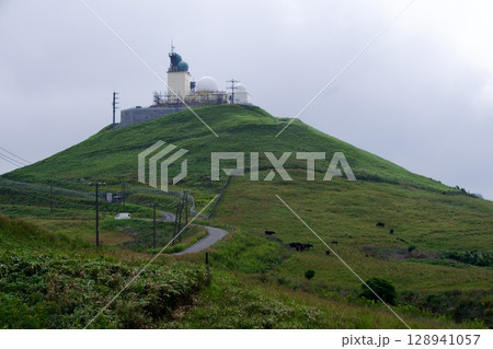 宗谷丘陵にある自衛隊の丸山レーダーサイト 128941057