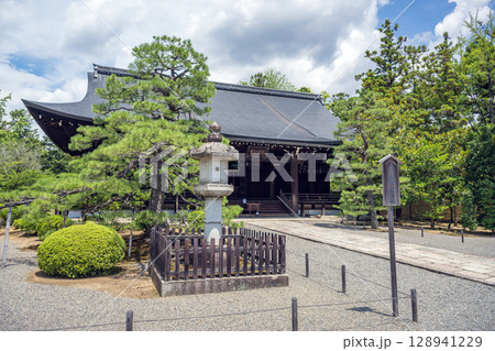 京都 広隆寺 上宮王院太子殿の風景 128941229