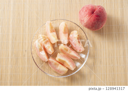 カットした桃 128941317