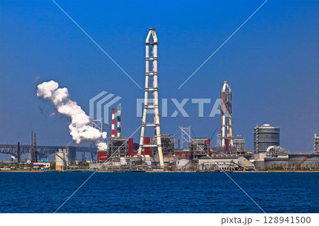 【香川県】晴天の四国電力坂出発電所（火力発電所）　　　　　　 128941500