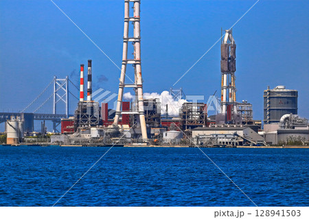 【香川県】晴天の四国電力坂出発電所（火力発電所）　　　　　　 128941503