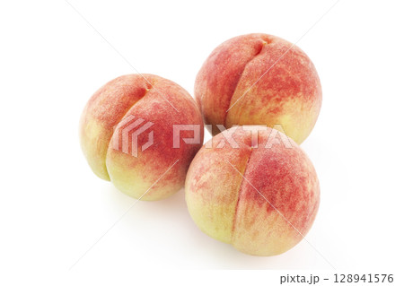 白バックの桃 128941576
