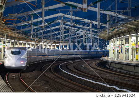 N700系新幹線 ‐徳山駅にて‐ N700系新幹線 ‐徳山駅にて‐ 128941624