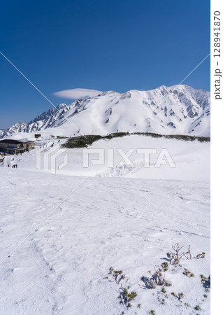 室堂平のミクリガ池から雷鳥沢と別山乗越を見上げる　残雪期の北アルプス立山・別山登山 128941870