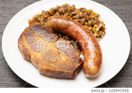 美味しいドイツ料理の豚肩ロース肉とソーセージ 128941938