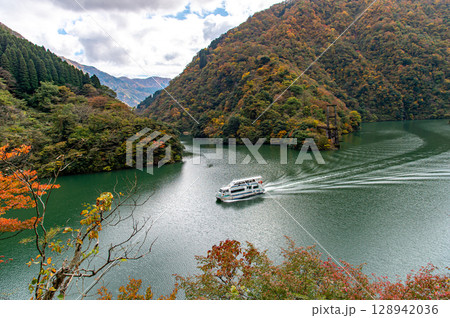 紅葉の庄川峡と遊覧船 紅葉の庄川峡と遊覧船 128942036