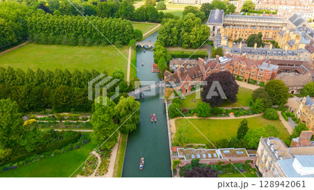 Punting on the River Cam flowing through Cambridge University, aerial view 128942061