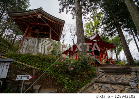 春の平泉 達谷窟毘沙門堂 姫待不動堂正面　岩手県平泉町 128942102